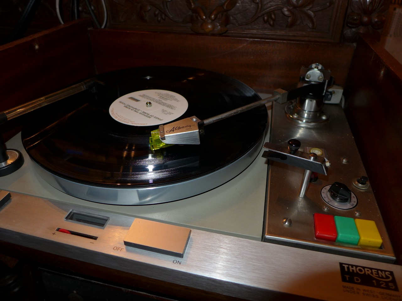 La table de lecture Thorens équipée du fameux bras.