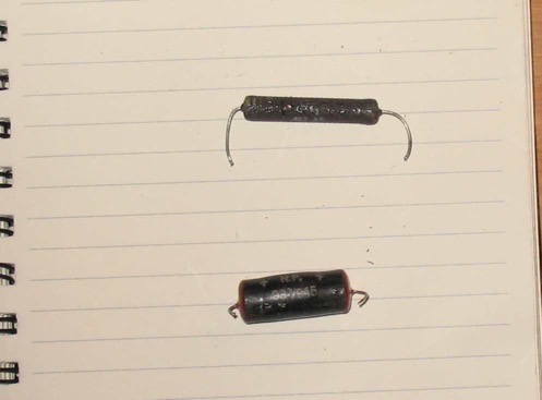 la résistance bobinée à dû avoir très chaud. Le condo a pris bien du ventre