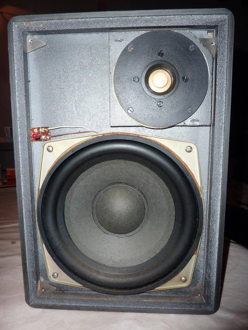 L'enceinte fait h=34 l=24 et p=23,5 en centimètres biensur! Vous pouvez voir l'aigu décalé en profondeur par rapport au médium/grave.