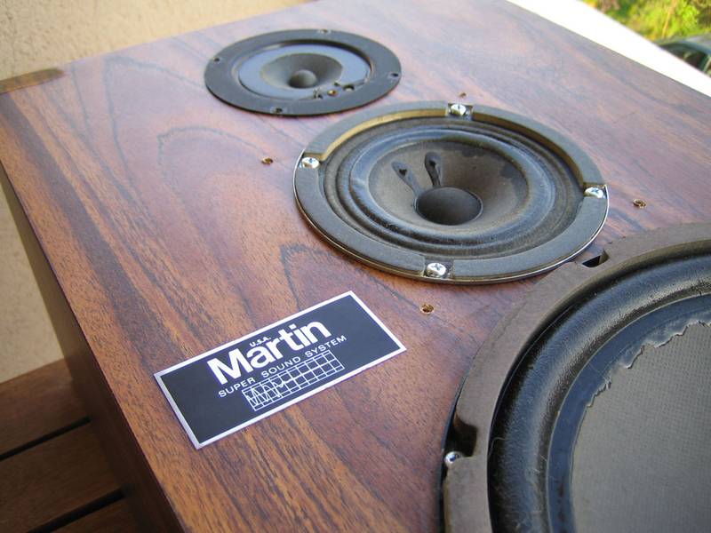 L'enceinte débarrassée des caches de protection du tweeter et médium.