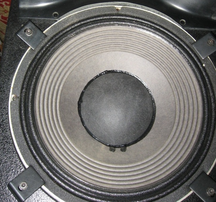 Un JBL 2204h avant changement de sa suspension