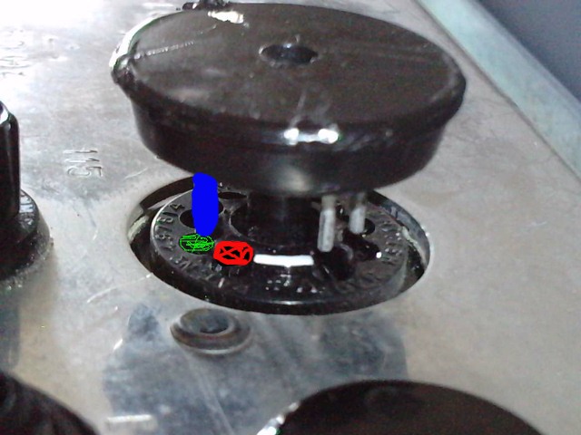 EN ROUGE LA FICHE 1 DE LA PRISE CHASSIS .EN VERT LA FICHE 2 DE LA PRISE CHASSIS .<br />EN BLEU LA PRISE 1 DE LA FICHE DE RACCORDEMENT MALE .