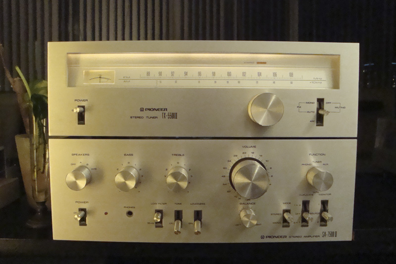 Le TX-5500 II by night