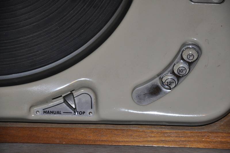Pour positionner le bras sur le disque, il faut mettre le doigt dans un de ces trous et pousser à gauche.