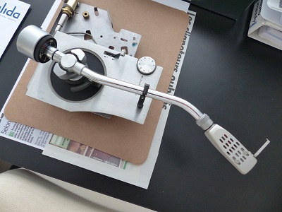 Bras remonté sur socle et platine métallique.