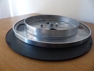 Nickel extérieur et couronne intérieure en contact avec la courroie.