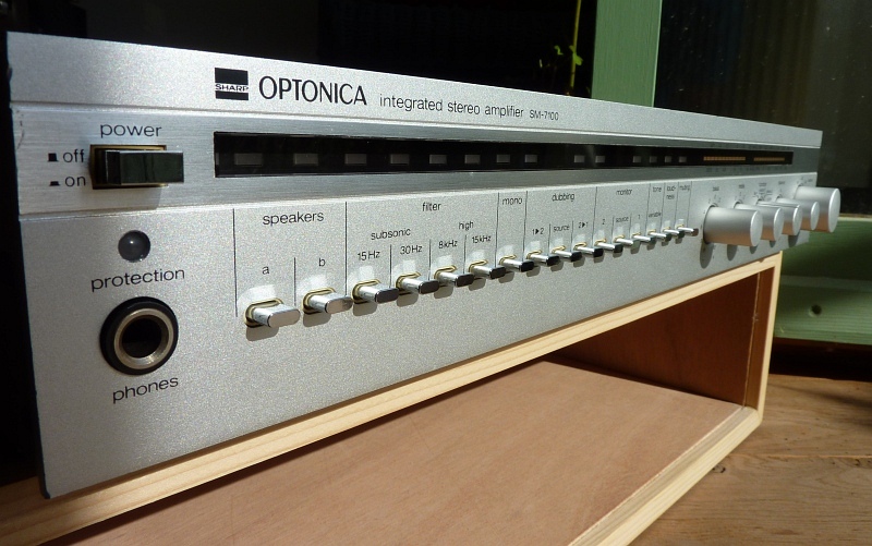 un format &quot;slim&quot; avec une peinture pailletée et des boutons de commandes de qualité.