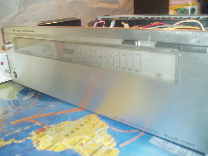 la façade avant en aluminium anodisé naturel