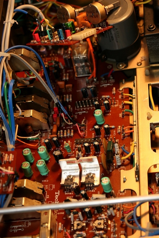 Remplacement des condensateurs en cours