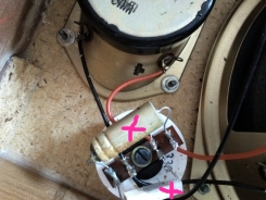 Identification des composants 1 condo et l'autre ? (2 croix roses)