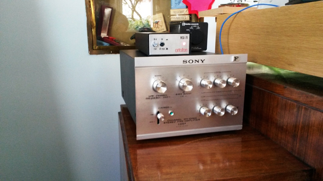 les observateurs remarqueront à l'arrière plan un autre nouvel arrivé tout en noir...