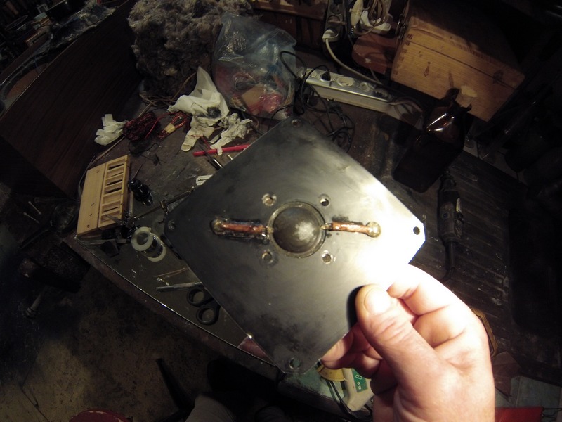 Mais bien moche coté visible ! J’avais pourtant récupéré deux bouts d’isolants vintages, mais j’ai bien raté la fixation au pistolet à colle. J’aurais du prendre du néoprène avec un outil fin.