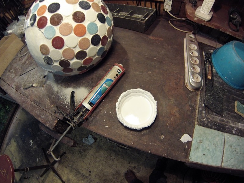 Collage de la soucoupe, toujours au silicone