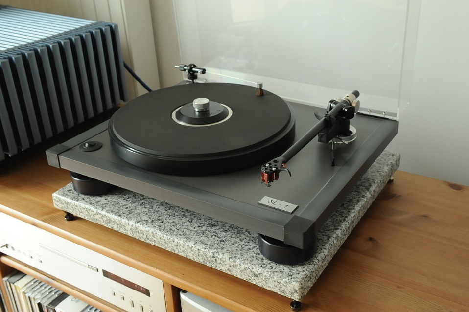 Sur celle que j'ai intégralement modifié, le poids du plateau, du sous plateau et du couvre plateau atteint plus de trois KG et cette courroie entraine avec maestria cet ensemble.