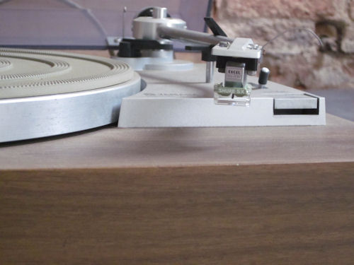 La cellule est une Excel ES-70S avec un stylet Shure. Je ne connais pas cette cellule mais si elle a bonne presse je vais investir dans un stylet d'origine.