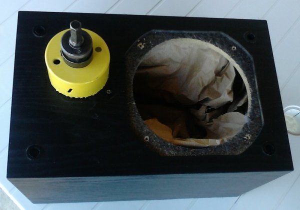 J'ai utilisé une scie à cloche pour agrandir le trou d'encastrement