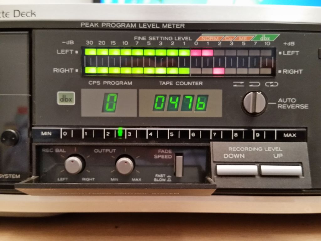 Les réglages normalement cachés par le panneau, dont celui de la vitesse du potentiomètre motorisé d'enregistrement. La position du potentiomètre d'enregistrement est rappelée par la petite diode verte au dessus