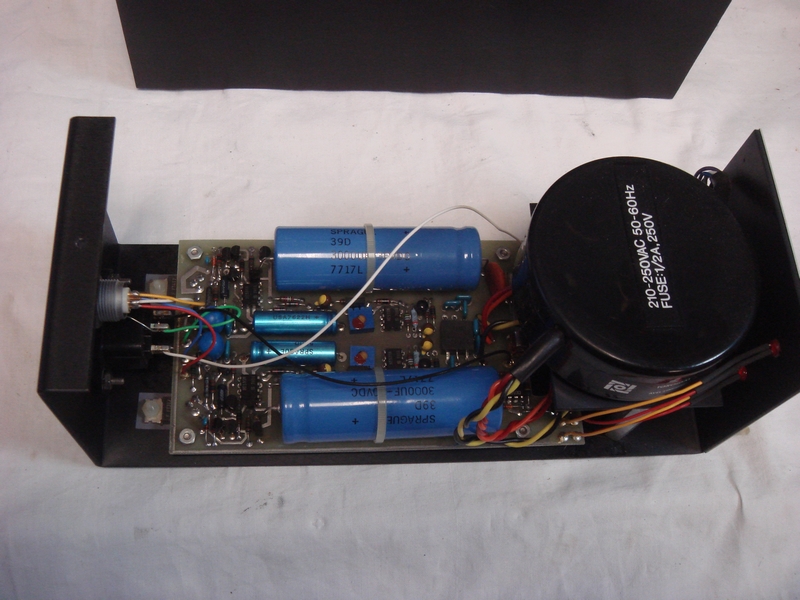 Vue d'ensemble de cette alimentation avec son transfo toroïdal de 250 V.