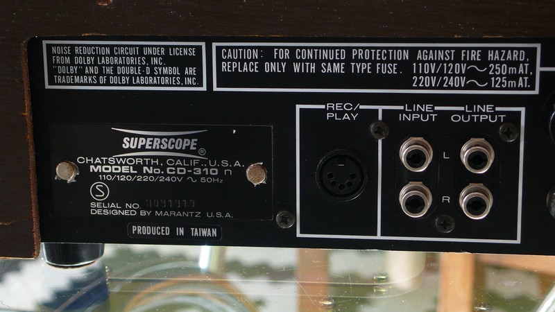 Platine K7 Superscope-Marantz CD-310 détail de la plaque constructeur. NB: Notez la faute d'orthographe sur le mot Serial! Etrange?