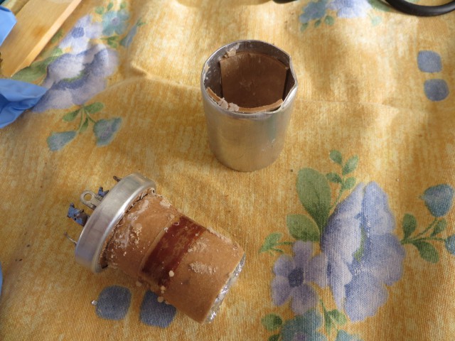 Et voici un condensateur sans sa canette. Ne sachant pas ce qu'elle pourrait contenir, je vous conseille vivement de mettre des gants de protection, ici en nitrile.