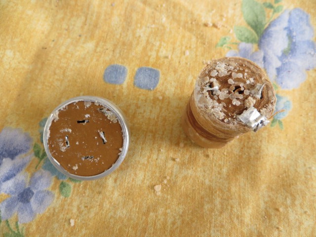 On coupe le métal qui lie les condensateurs à ses bornes avec une pince. Disposez de ces déchets adéquatement car je le répète, ce n'est sans doute pas très bon pour la santé ou l'environnement !