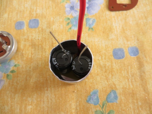 Leur borne négative relié entre elle par un câble dont la gaine qui peut supporter 600 V. Ils passe bien dans la canette tant en diamètre qu'en hauteur, Fiou...