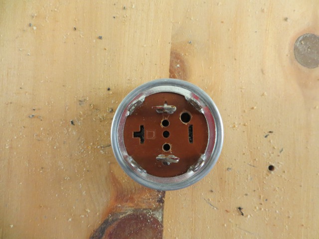 Avec le perceuse, j'ai percé trois trous pour chacune des pattes des condensateurs qui seront reliés à leur bornes respectives.