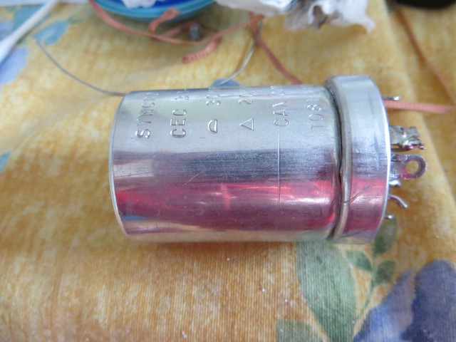 La canette est collé à la colle époxy et repose pendant 8 heures le temps que la colle durcisse.