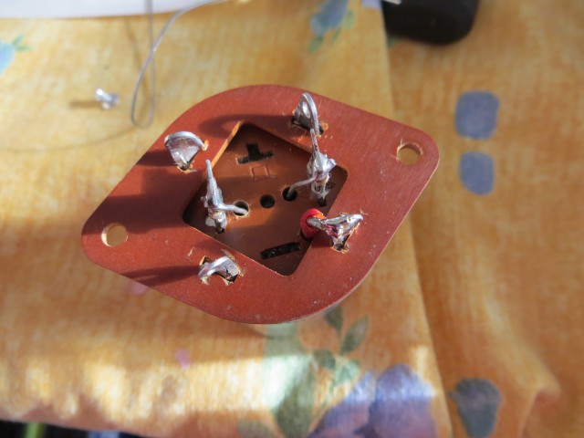 Pose de la plaque phénolique et soudure de la borne commune.