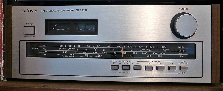 Tuner Sony ST-2950 F. Un tuner bien vintage et très classe!