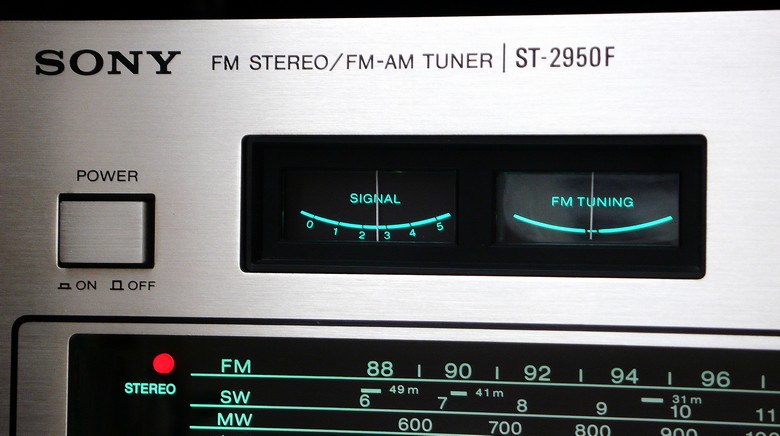 Tuner Sony ST-2950 F, détail sur les indicateurs à aiguille.