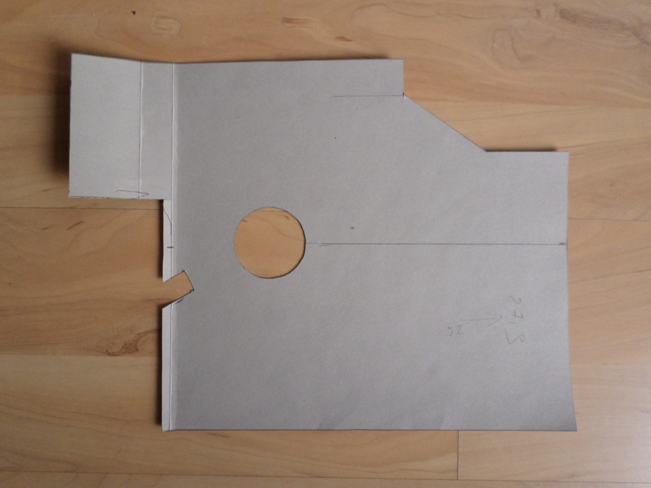 Le gabarit pour la confection de la plaque de bitumineux  pour le fond de platine. (A la disposition de celui que cela intéresse.)