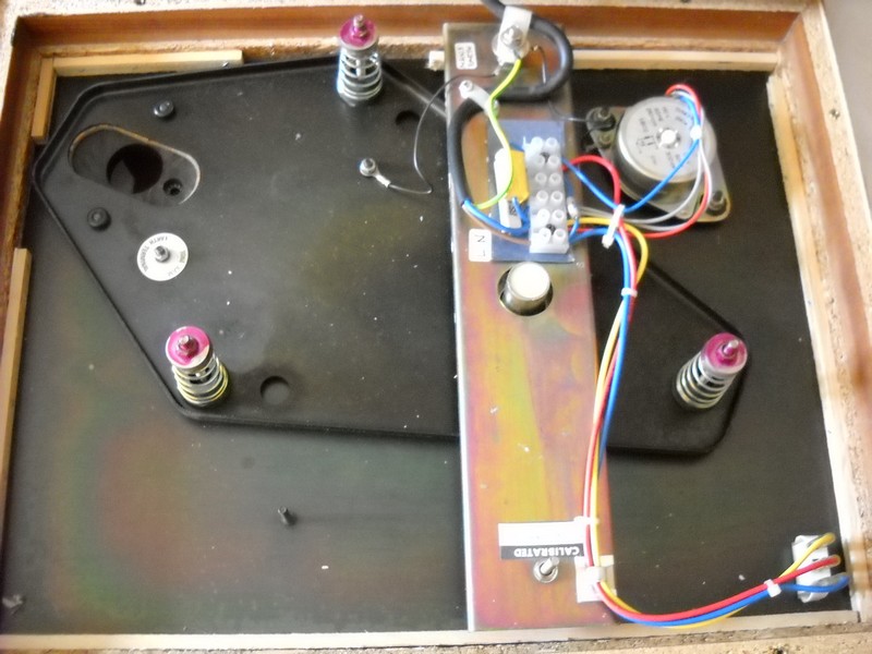 il n’y a pas de ressort entre le plateau suspendu et la tige prévue à cet effet (comme celle de Vapimivapimi)