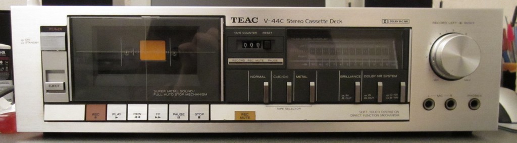 teac-v44c-eteint.jpg