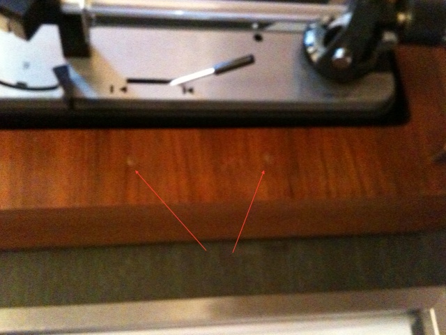 2 trous de vis pour les clips de rangement du changeur 33T