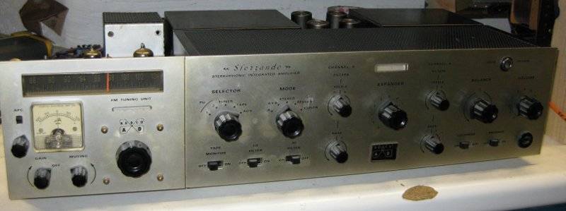 A côté de l'amplificateur.