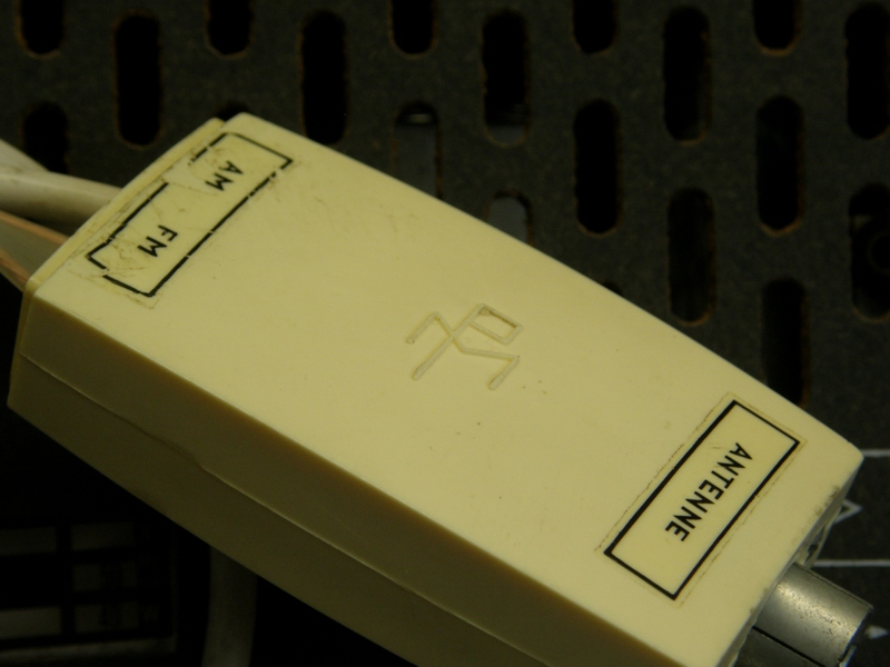 le transfo 300Ohms / 75 Ohms sur lequel sont branchés la FM et les grandes ondes