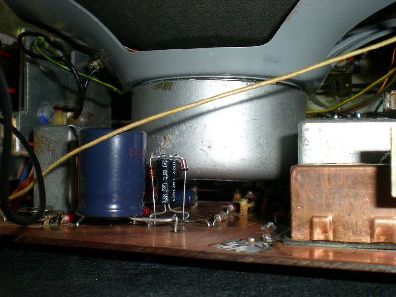 LE CONDO COUPLÉ AUX DEUX DIODES REMPLACENT LA PILE DESTRUCTRICE .