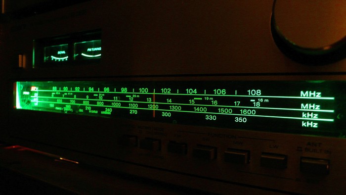Tuner Sony ST-2950 F, vu de la façade de &quot;nuit&quot;.