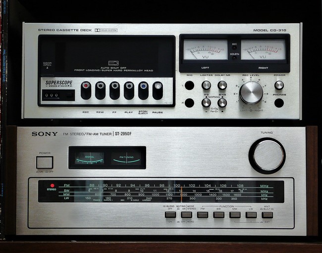 Tuner Sony ST-2950 F associé avec la platine K7 Superscope CD-310, même génération oblige!
