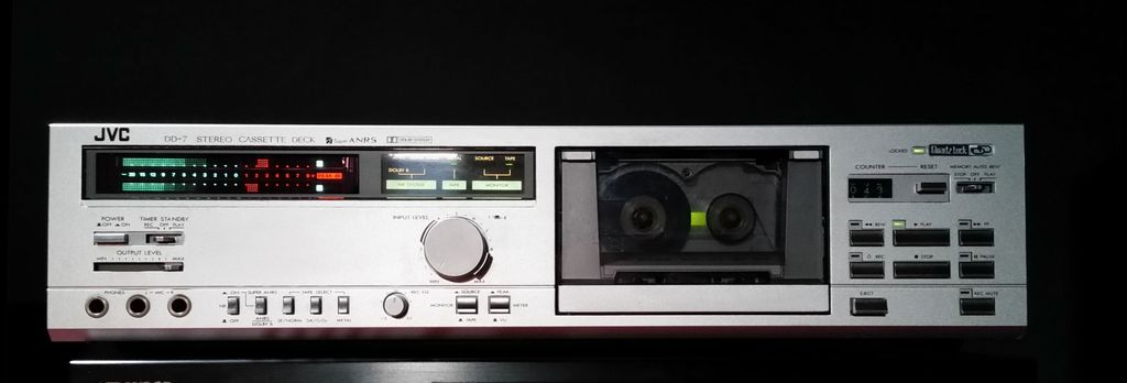 Le compartiment cassette placé sur la droite a longtemps été une &quot;marque de fabrique&quot; JVC