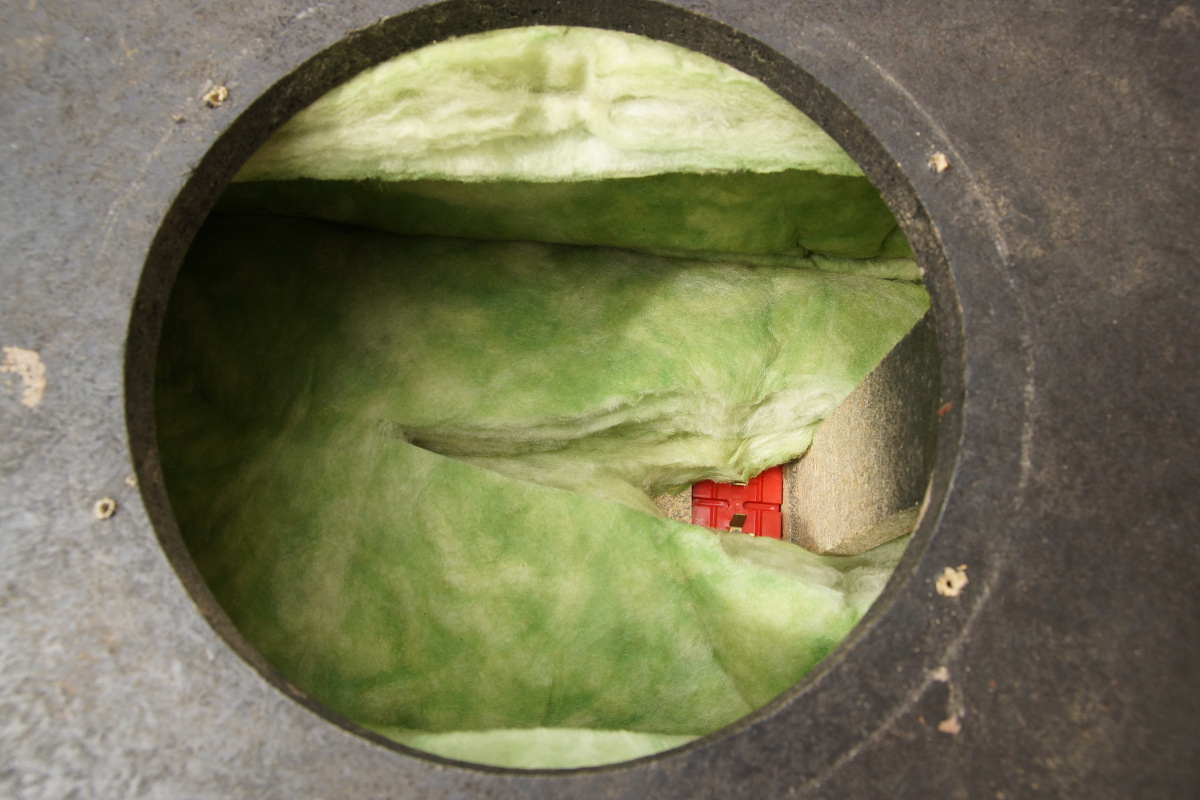 Dans la caisse, de la laine de verre vert(e)