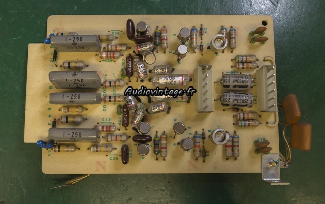 Accuphase E-202 : circuit phono à réviser.