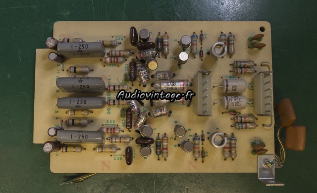 Accuphase E-202 : circuit phono révisé.