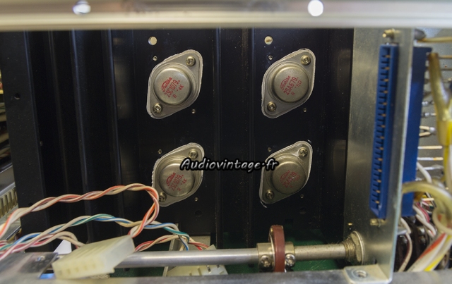 Accuphase E-202 : micas neufs et graisse fraîche sous les transistors contrôlés.
