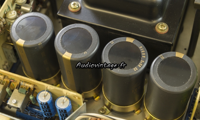 Accuphase E-202 : condensateurs de filtrage neufs en place.