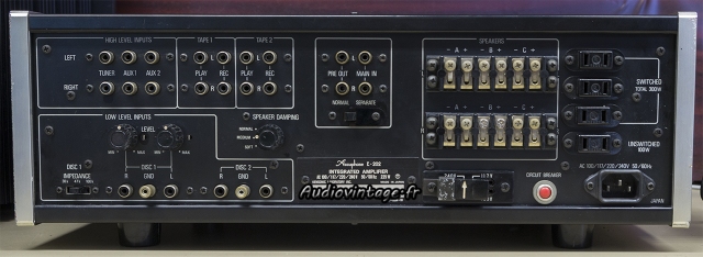 Accuphase E-202 : connectique.