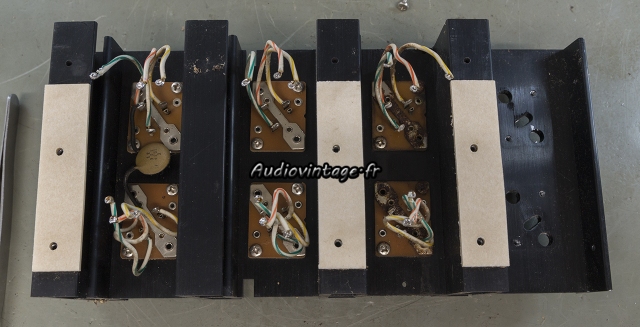 Accuphase P-300 : démontage des transistors en cours.