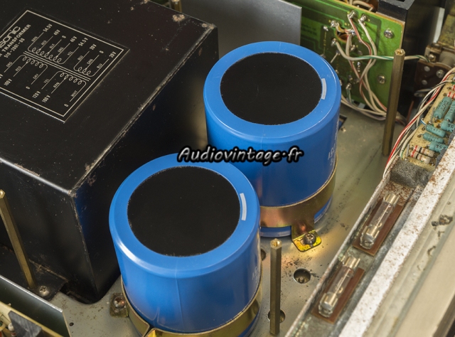 Accuphase P-300 : les nouvelles capas de filtrage en place.
