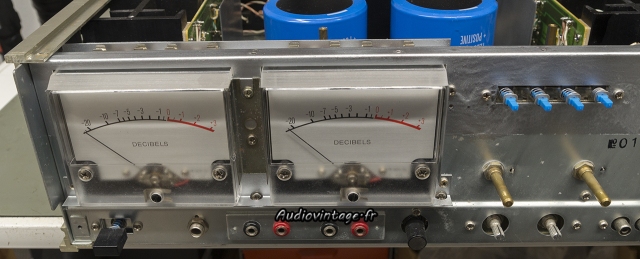 Accuphase P-300 : oxydation éliminée, vumètres remontés.
